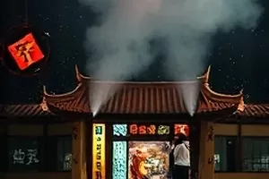 旧唱片情书剧集封面，唱片店里的木质试听架