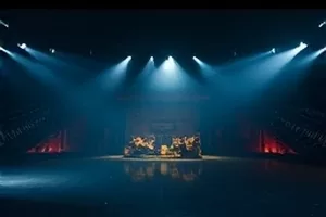 慢速列车剧集封面，深夜车厢里亮着的一盏阅读灯